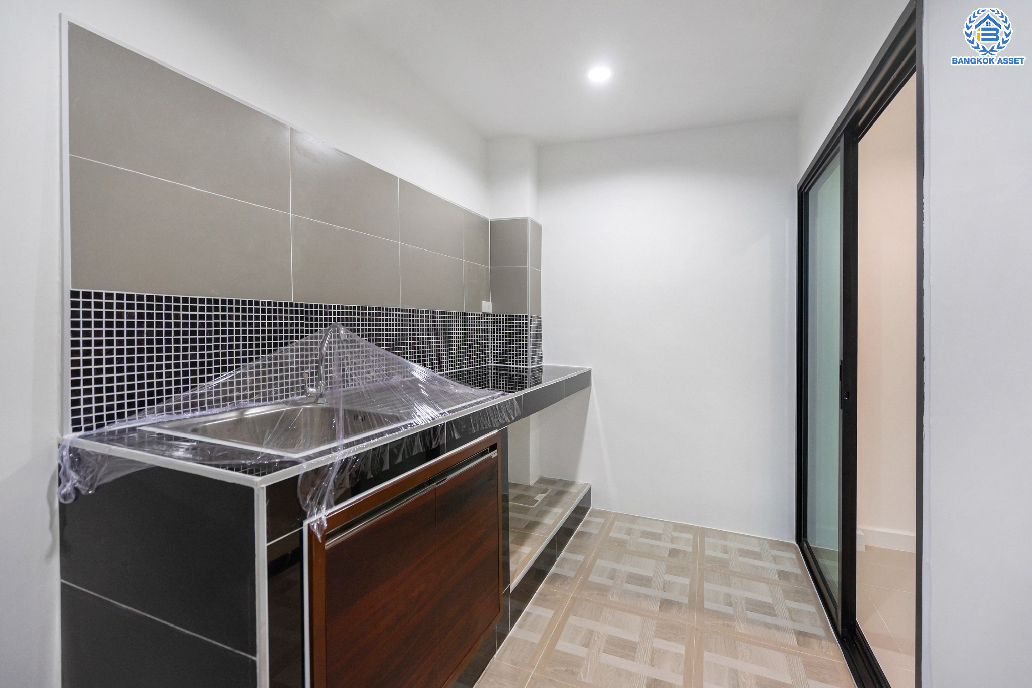 บ้านมือสองตกแต่งใหม่ ม.ซอยเรวดี58 รัตนาธิเบศร์ ทาวน์โฮม 3 ชั้น เนื้อที่ 19 ตร.ว. ฟังก์ชัน 4 ห้องนอน 3 ห้องน้ำ 1 ที่จอดรถ พร้อมตอบโจทย์ทุกการเข้าอยู่ บนทำเลเดินทางสะดวก เข้า-ออก ได้หลายเส้นทาง ใกล้เซ็นทรัลรัตนาธิเบศร์ และรถไฟฟ้าสายสีม่วง "สถานีบางกระสอ"